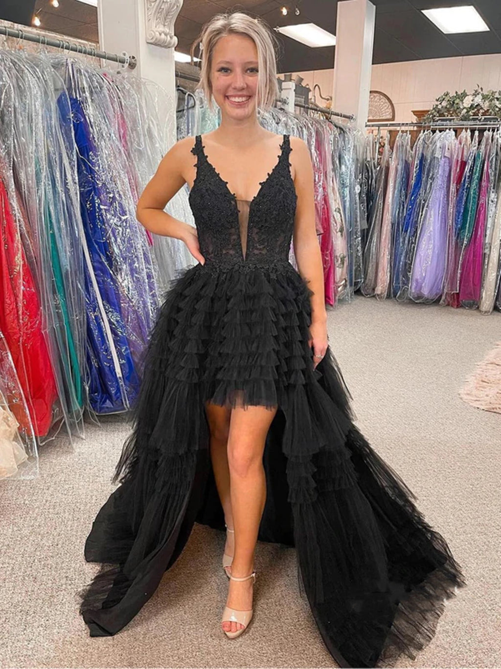 Robe de bal noire en tulle à décolleté en V et ourlet asymétrique, coupe trapèze, style formel.