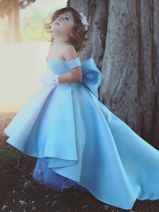Vestido de novia de satén con escote asimétrico, hombros descubiertos y mangas, ideal para niñas de las flores.