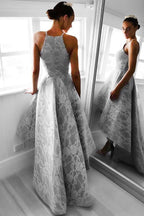 Vestido de fiesta gris satinado sin mangas con corte asimétrico y encaje PG093