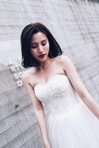 Vestidos de novia de tul con escote corazón, corte asimétrico, bordados y cola de corte WD085
