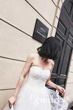 Vestidos de novia de tul con escote corazón, corte asimétrico, bordados y cola de corte WD085