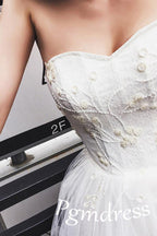 Vestidos de novia de tul con escote corazón, corte asimétrico, bordados y cola de corte WD085