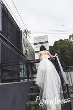 Vestidos de novia de tul con escote corazón, corte asimétrico, bordados y cola de corte WD085