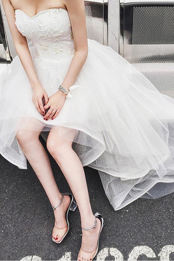 Vestidos de novia de tul con escote corazón, corte asimétrico, bordados y cola de corte WD085