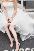 Vestidos de novia de tul con escote corazón, corte asimétrico, bordados y cola de corte WD085