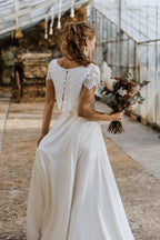 Robe de mariée deux pièces asymétrique en satin et dentelle avec manches