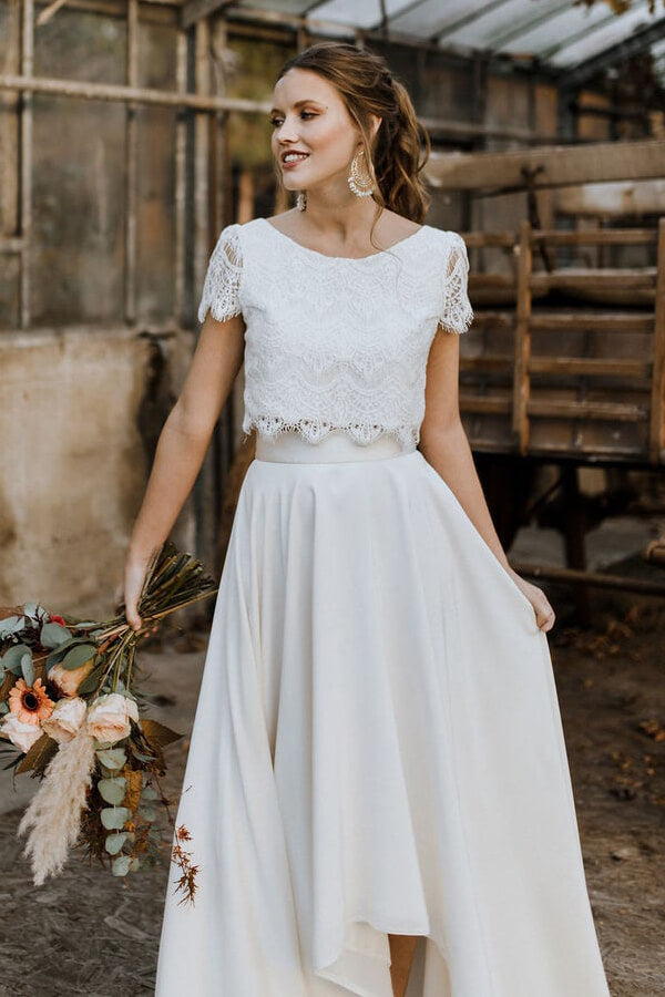 Robe de mariée deux pièces asymétrique en satin et dentelle avec manches