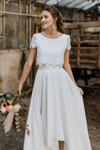 Robe de mariée deux pièces asymétrique en satin et dentelle avec manches