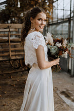 Robe de mariée deux pièces asymétrique en satin et dentelle avec manches