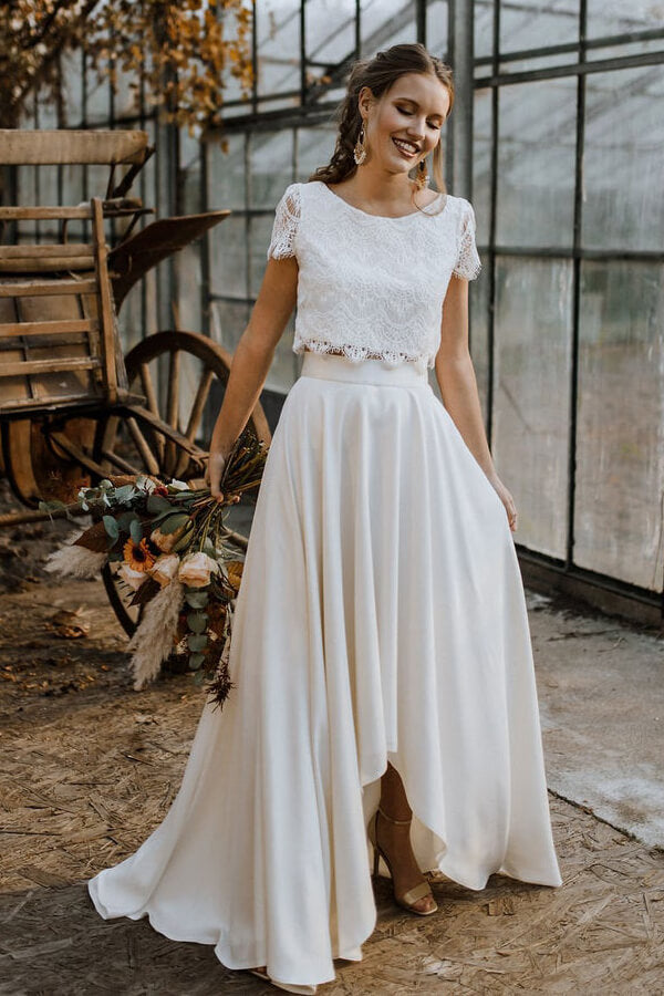 Robe de mariée deux pièces asymétrique en satin et dentelle avec manches