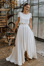 Robe de mariée deux pièces asymétrique en satin et dentelle avec manches
