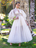Vestido de graduación con cuello alto, puños con volantes y abertura frontal