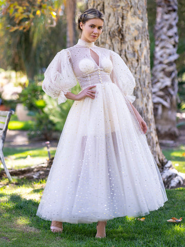 Robe de bal fendue sur le devant, col montant et poignets à volants