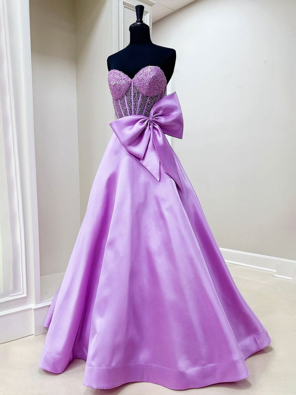 Hindreen | Robe de bal longue lilas à décolleté cœur et perles, ornée d'un nœud, coupe trapèze et décolleté cœur