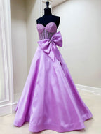 Hindreen | Robe de bal longue lilas à décolleté cœur et perles, ornée d'un nœud, coupe trapèze et décolleté cœur
