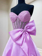 Hindreen | Robe de bal longue lilas à décolleté cœur et perles, ornée d'un nœud, coupe trapèze et décolleté cœur