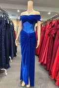 Holla | Vestido de gala azul real de terciopelo con hombros descubiertos y nudo retorcido