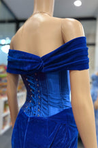 Holla | Vestido de gala azul real de terciopelo con hombros descubiertos y nudo retorcido