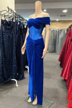 Holla | Vestido de gala azul real de terciopelo con hombros descubiertos y nudo retorcido