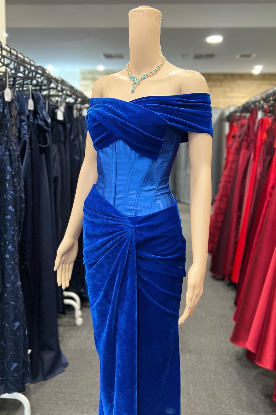 Holla | Vestido de gala azul real de terciopelo con hombros descubiertos y nudo retorcido