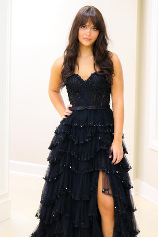 Rebekah | Robe de bal longue à bretelles blanches, ornée de sequins floraux et à plusieurs couches, avec fente