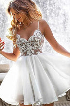 Vestido de fiesta corto con corpiño de encaje, tirantes finos y escote en V PD420