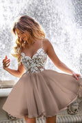 Vestido de fiesta corto con corpiño de encaje, tirantes finos y escote en V PD420