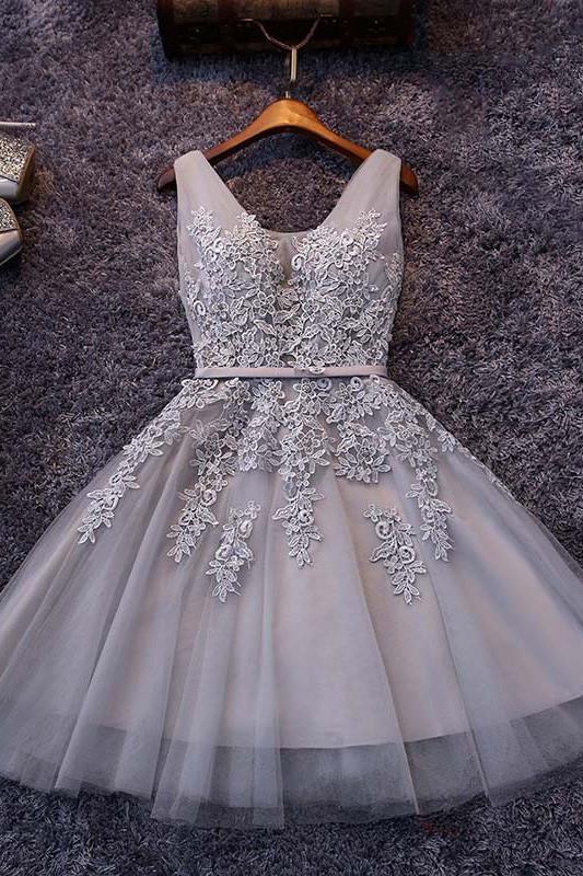 Vestidos de fiesta grises hasta la rodilla, de tul y encaje, corte en A, escote en V y apliques. 