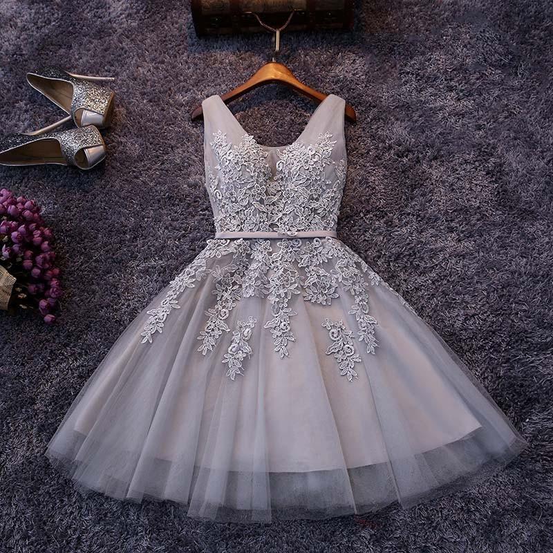 Vestidos de fiesta grises hasta la rodilla, de tul y encaje, corte en A, escote en V y apliques. 