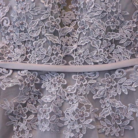 Robe de bal grise en tulle et dentelle, coupe trapèze, col en V, longueur genou, ornée d'appliqués