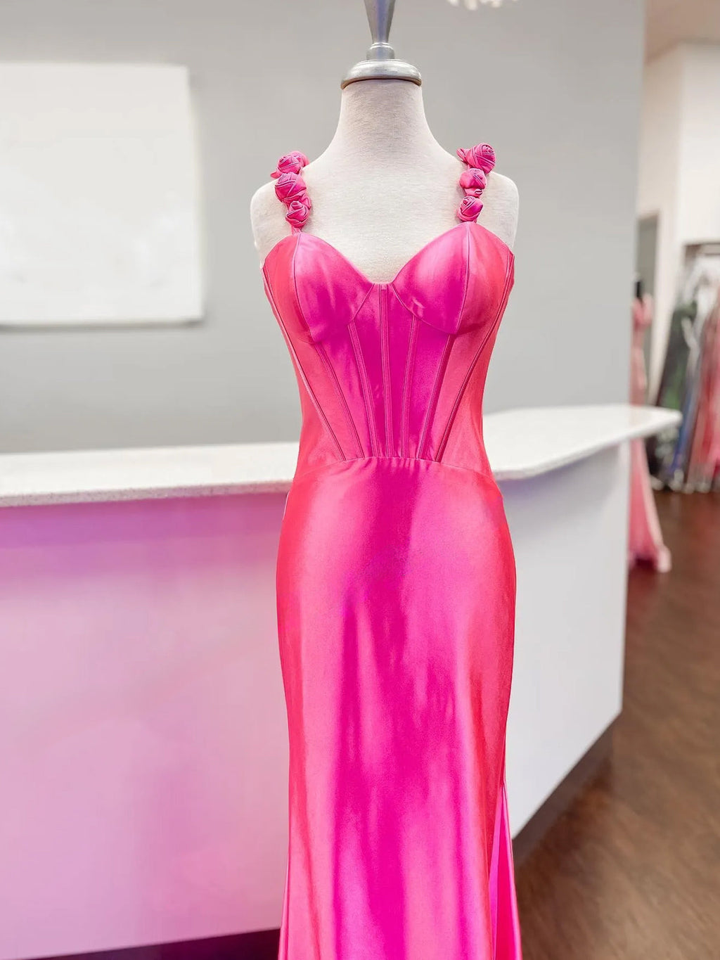 Perséfone | Vestido largo de fiesta sirena de satén rosa fucsia con tirantes florales