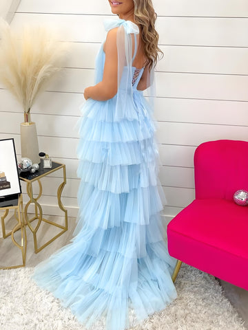 Houda | Robe de bal bleu clair plissée à volants et bretelles à nœud papillon 