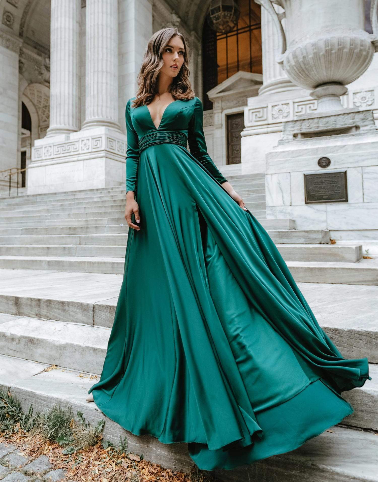 Robe longue à manches longues, décolleté plongeant en V et fente haute