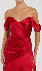 Robe de bal à épaules dénudées et fronces