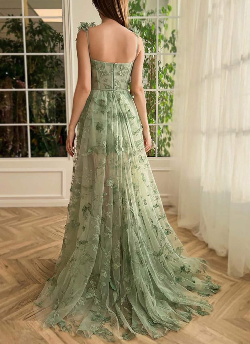 Lydia | Robe de bal lilas en dentelle papillon, coupe trapèze, corset et fente