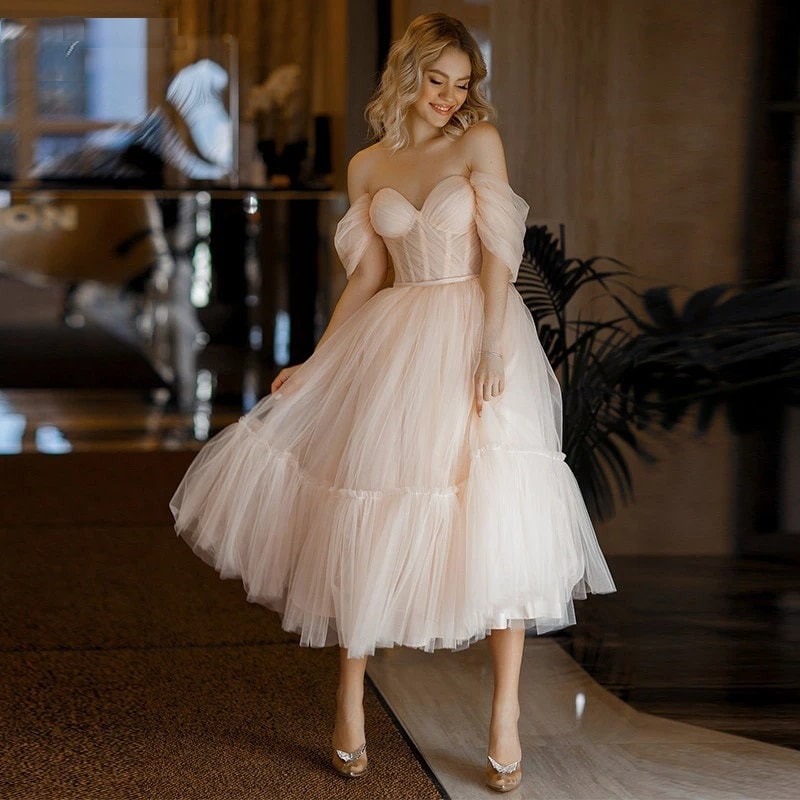 Vestido de graduación rosa de tul corte A hasta la rodilla 