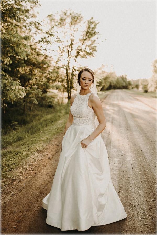 Robe de mariée trapèze à col halter en dentelle et illusion avec traîne balayée WD540