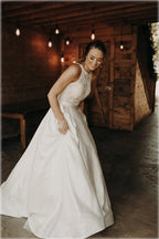 Robe de mariée trapèze à col halter en dentelle et illusion avec traîne balayée WD540