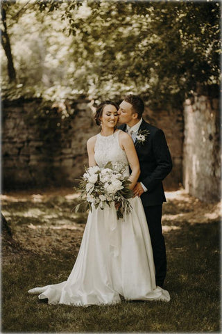 Vestido de novia corte A con escote halter ilusión y encaje, con cola de barrido WD540