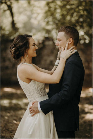 Vestido de novia corte A con escote halter ilusión y encaje, con cola de barrido WD540