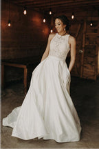 Robe de mariée trapèze à col halter en dentelle et illusion avec traîne balayée WD540