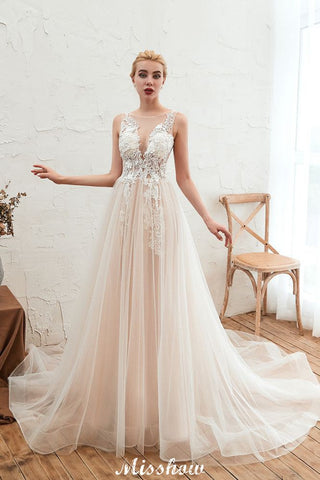 Vestido de novia color champán con cuello ilusión, sin mangas, estilo veraniego.