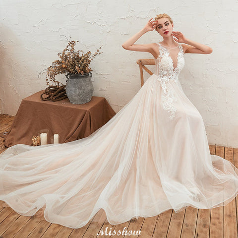 Vestido de novia color champán con cuello ilusión, sin mangas, estilo veraniego.