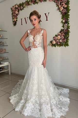 Vestido de novia de sirena sin mangas con encaje y cuello ilusión