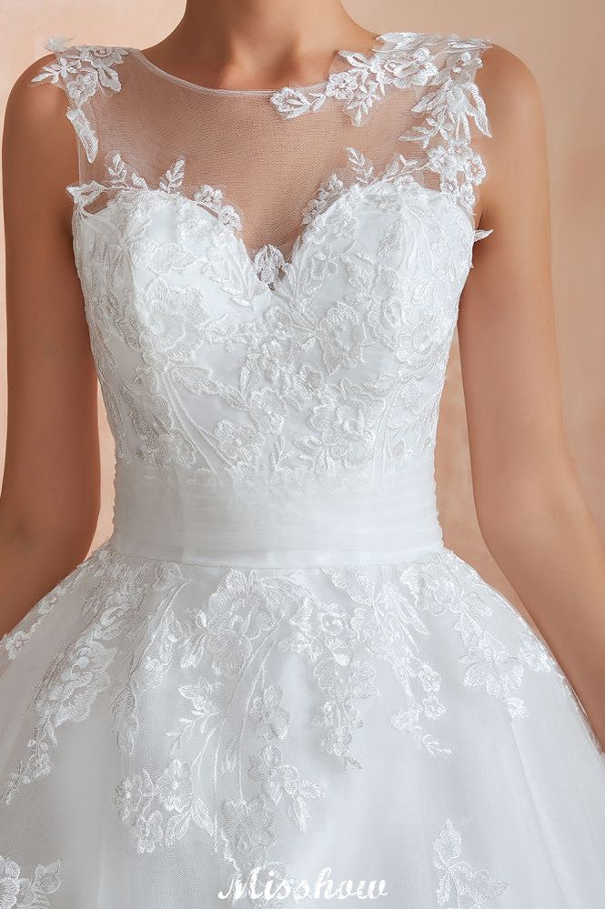 Robe de mariée blanche sans manches à col illusion et applications de dentelle, disponible en ligne