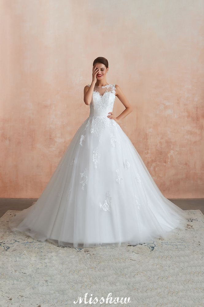 Robe de mariée blanche sans manches à col illusion et applications de dentelle, disponible en ligne