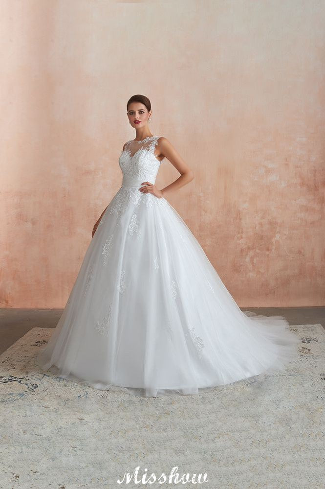 Robe de mariée blanche sans manches à col illusion et applications de dentelle, disponible en ligne