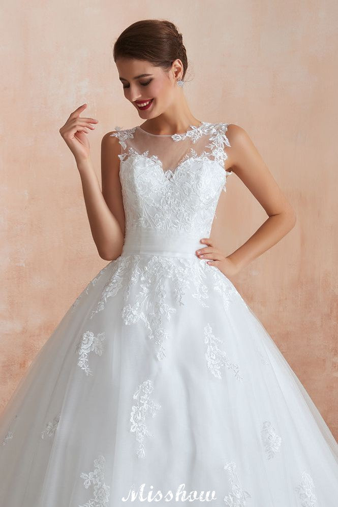 Robe de mariée blanche sans manches à col illusion et applications de dentelle, disponible en ligne