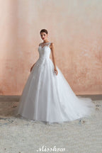 Robe de mariée blanche sans manches à col illusion et applications de dentelle, disponible en ligne