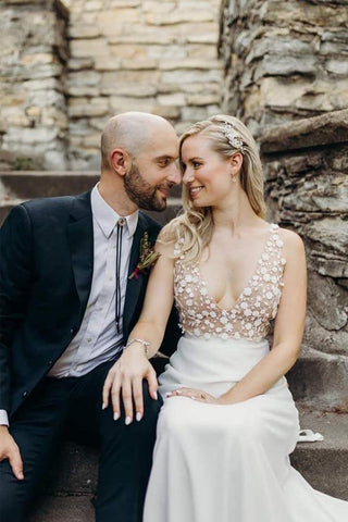 Vestido de novia playero corte sirena con escote ilusión en V y cola de altar WD423